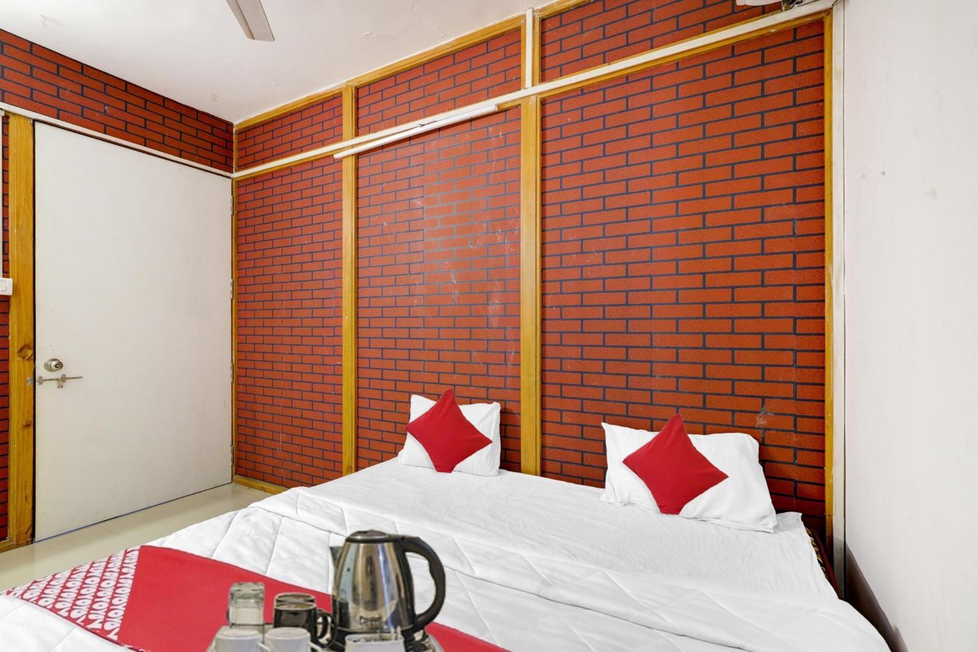 Hotel O Cozy Rooms Surate Extérieur photo